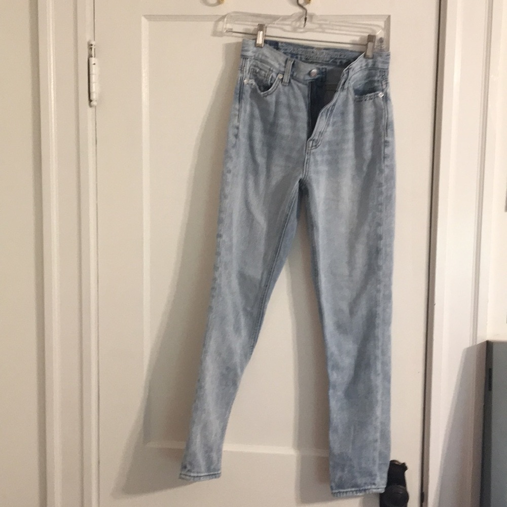 American eagle Outfitters light wash Mom jeans